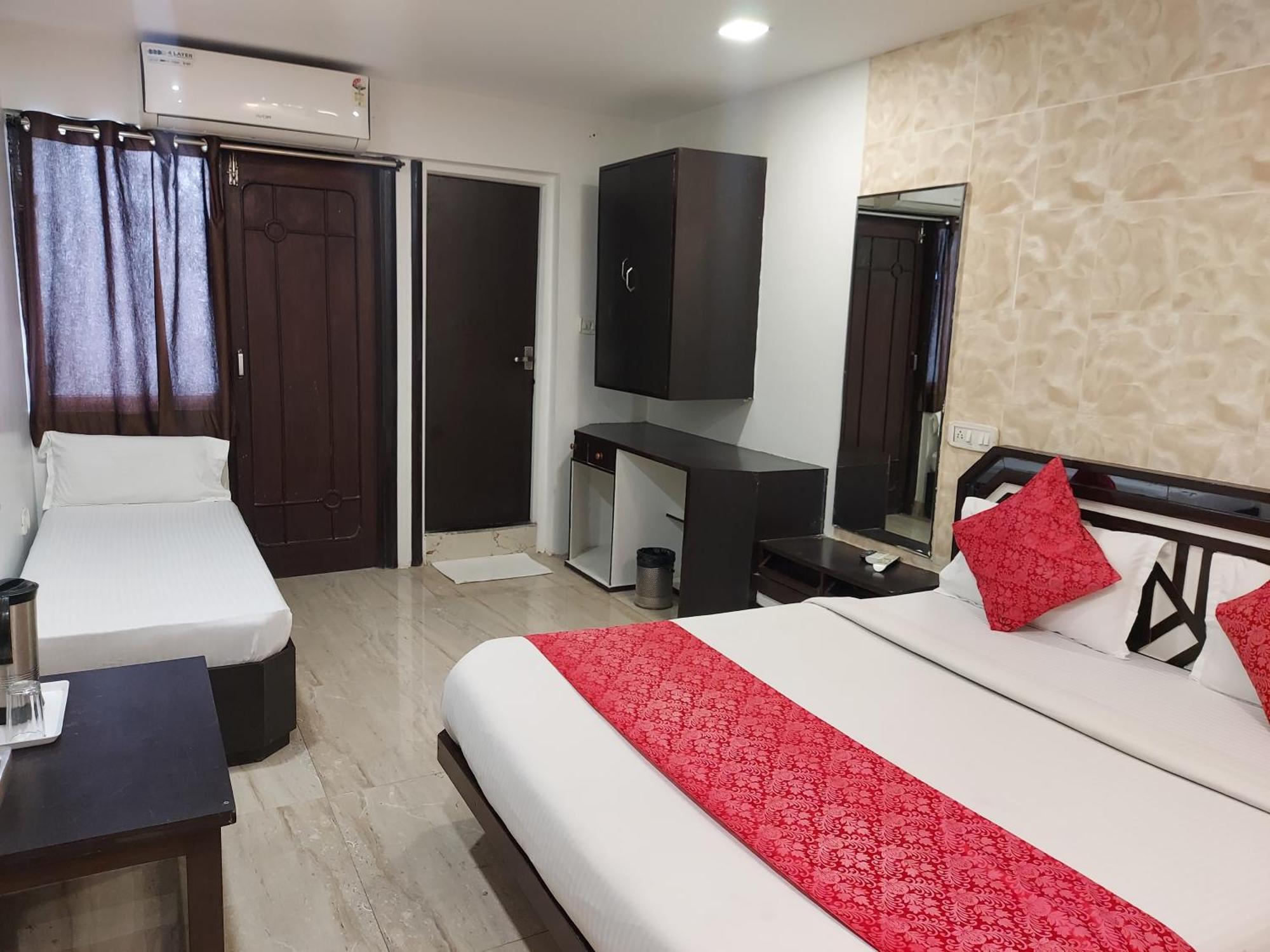 Hotel Galaxy Indore Exteriör bild